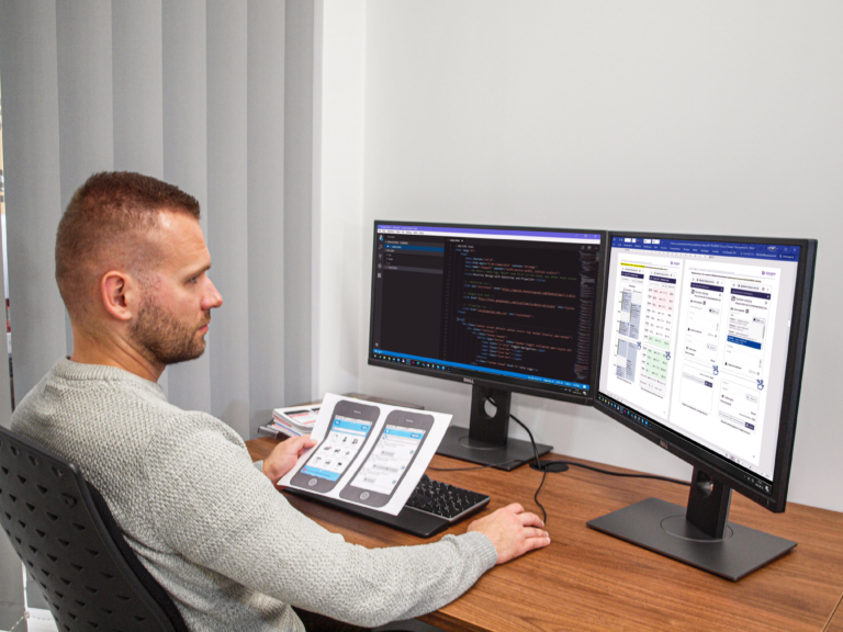 Programista Front-End podczas codziennej pracy.